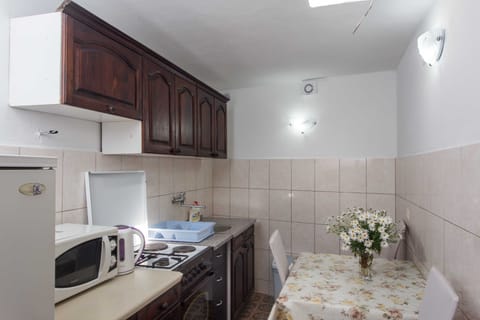 Apartment (Deluxe One-Bedroom Apartment with Bal) | Private kitchen | Fridge, oven, stovetop, electric kettle