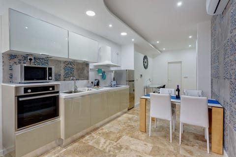 Apartment, 2 Bedrooms | Private kitchen | Fridge, oven, stovetop, cookware/dishes/utensils