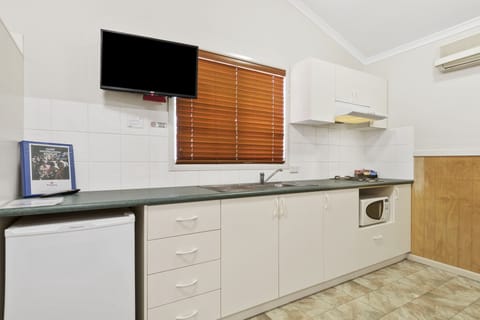 Standard Studio Room | Private kitchen | Fridge, microwave, stovetop, cookware/dishes/utensils