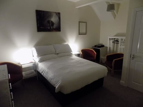 Double Room, Shared Bathroom (Room 1) | Iron/ironing board, free WiFi, bed sheets