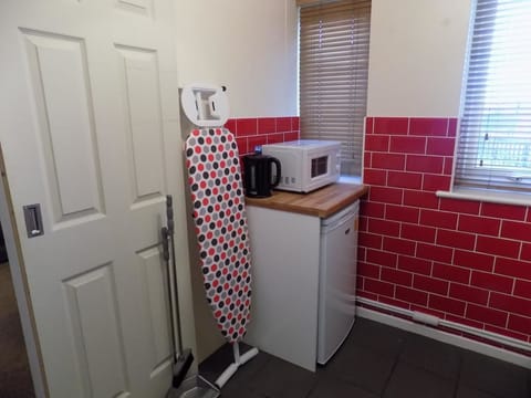 Apartment, 1 Bedroom | Private kitchen | Full-size fridge, microwave, oven, stovetop