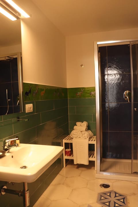 Standard Double or Twin Room | Bathroom | Shower, free toiletries, hair dryer, bidet