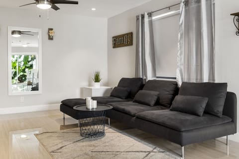 Deluxe Apartment, 2 Bedrooms (Unit 4) | Living room | Flat-screen TV, Netflix, Hulu, streaming services