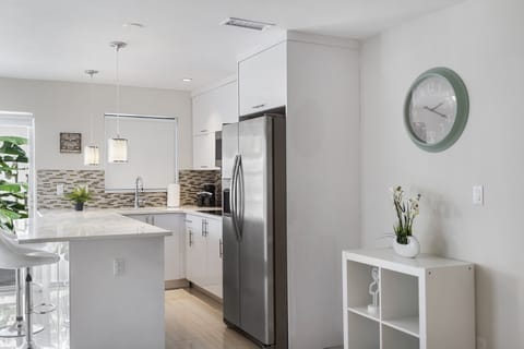 Deluxe Apartment, 2 Bedrooms (Unit 4) | Private kitchen | Full-size fridge, microwave, stovetop, dishwasher
