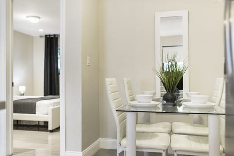 Deluxe Apartment, 1 Bedroom (Unit 2) | In-room dining