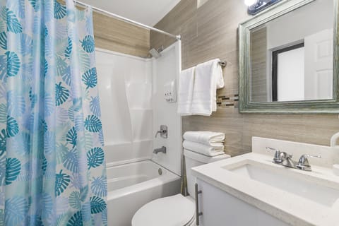 Deluxe Apartment, 1 Bedroom (Unit 2) | Bathroom | Hair dryer, towels, soap, shampoo