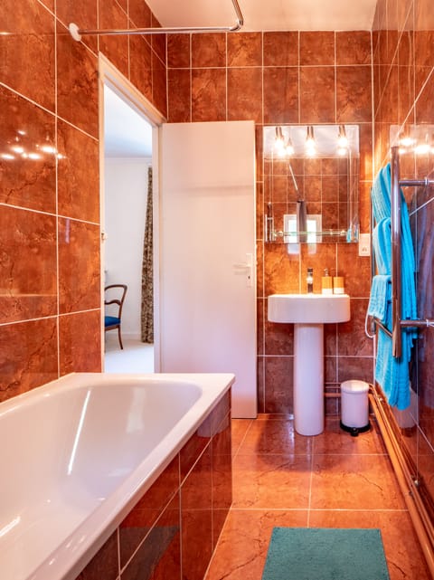 Deluxe Double Room | Bathroom | Separate tub and shower, deep soaking tub, hair dryer, bidet