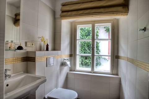 Double Room | Bathroom | Free toiletries, hair dryer, towels