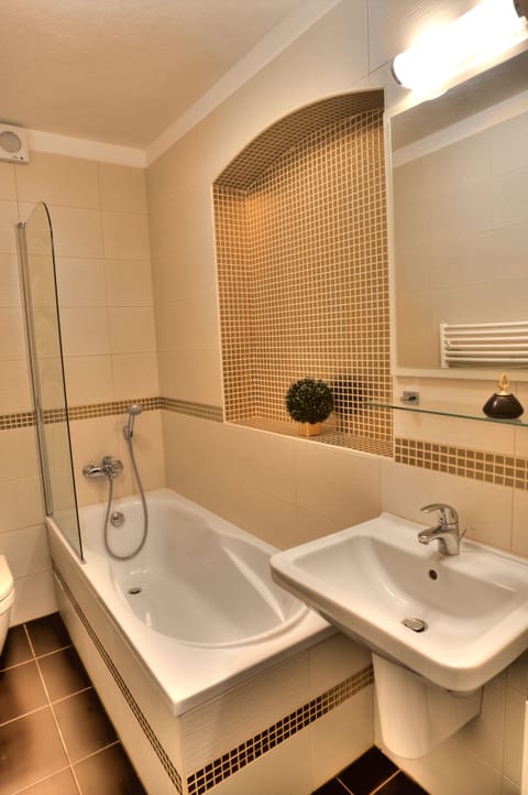 Double Room | Bathroom | Free toiletries, hair dryer, towels