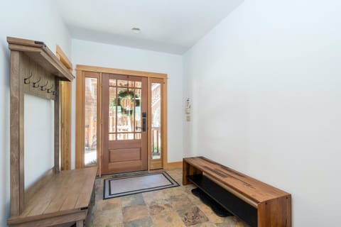 4.0-mountain-village-mountain-melody-entryway