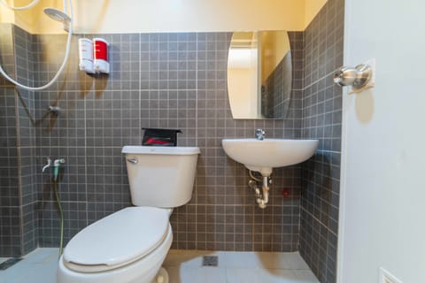 Family Room | Bathroom | Shower, rainfall showerhead, free toiletries, towels