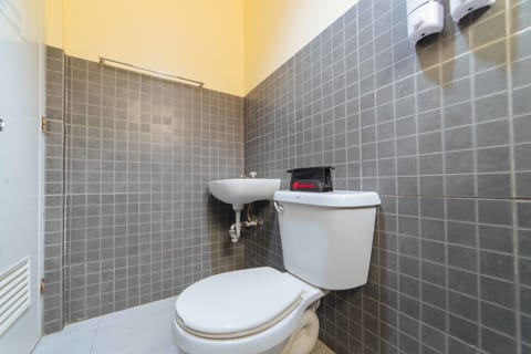 Twin Room | Bathroom | Shower, rainfall showerhead, free toiletries, towels