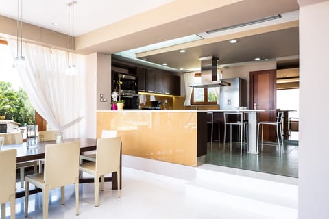 An indoor dining area and breakfast counter are available.