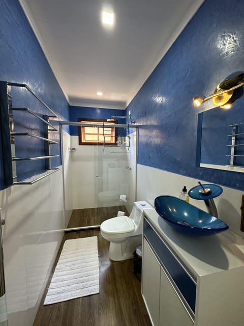 Apartamento Salvador | Bathroom | Shower, rainfall showerhead, free toiletries, hair dryer