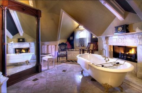 Luxury Suite, 1 King Bed | Bathroom | Deep soaking tub, free toiletries, hair dryer, bathrobes