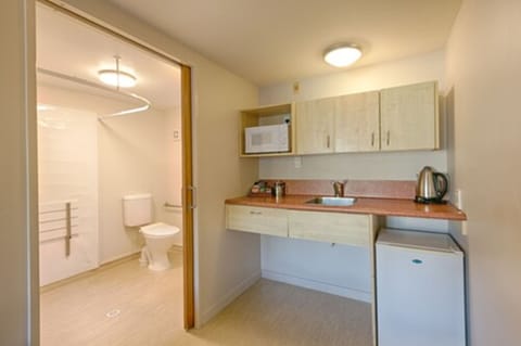 Standard Studio, 1 Queen Bed | Bathroom | Hair dryer, towels