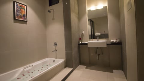 Premium Studio Suite | Bathroom | Shower, free toiletries, towels, toilet paper