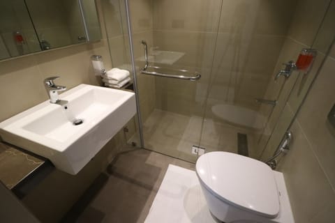Junior Suite, 1 King Bed, Non Smoking | Bathroom | Shower, free toiletries, towels, toilet paper