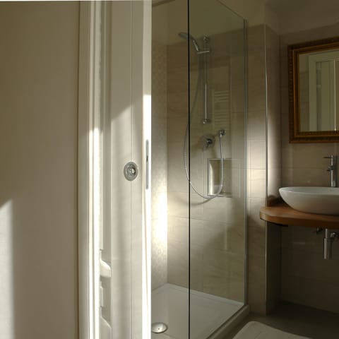 Classic Double or Twin Room | Bathroom | Shower, free toiletries, hair dryer, bidet