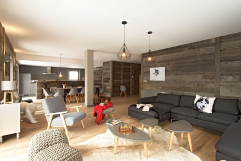 Find peace and relaxation with your close friends and family in this stunning living room featuring natural decor.