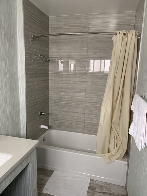 Combined shower/tub, towels