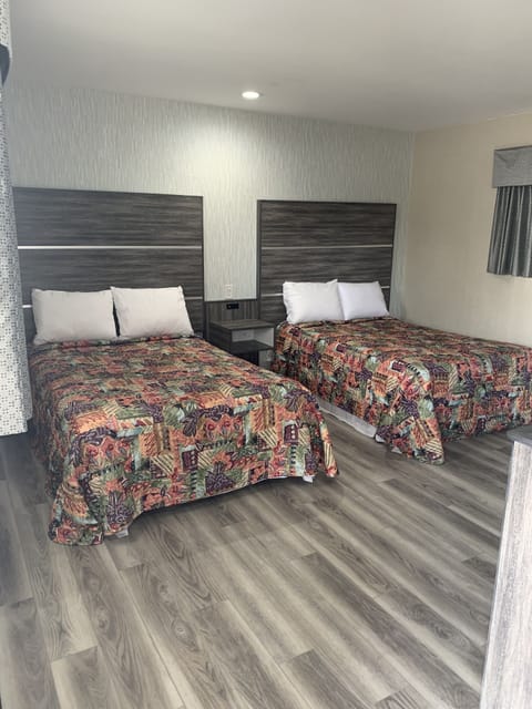 Queen Room | Laptop workspace, free WiFi, wheelchair access