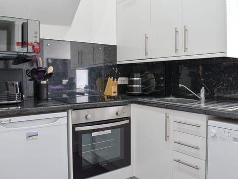 Well equipped kitchen | The Old Police House - Bluelight Apartments, Saltburn-by-the-Sea