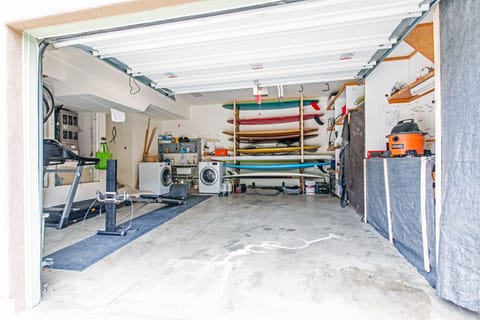 Washer and dryer in garage. 2 paddle boards available for use with permit for the lagoon.