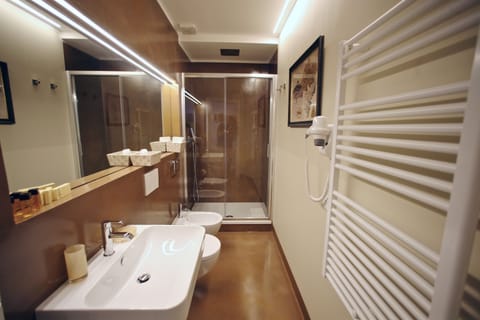 Deluxe Double or Twin Room, Balcony | Bathroom | Shower, free toiletries, hair dryer, slippers