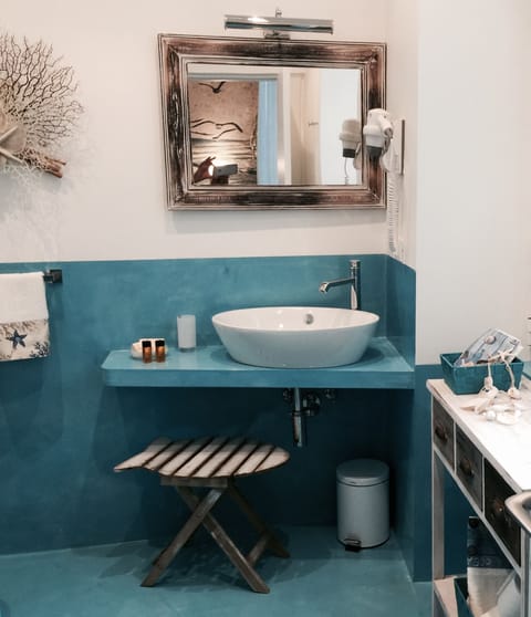 Deluxe Room | Bathroom amenities | Shower, free toiletries, hair dryer, slippers