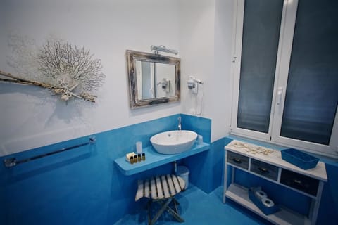 Deluxe Room | Bathroom | Shower, free toiletries, hair dryer, bidet