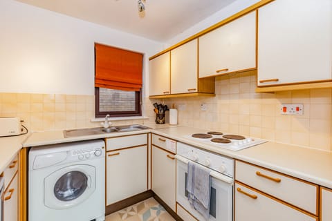 Apartment (1 Bedroom) | Private kitchen | Full-size fridge, microwave, oven, stovetop