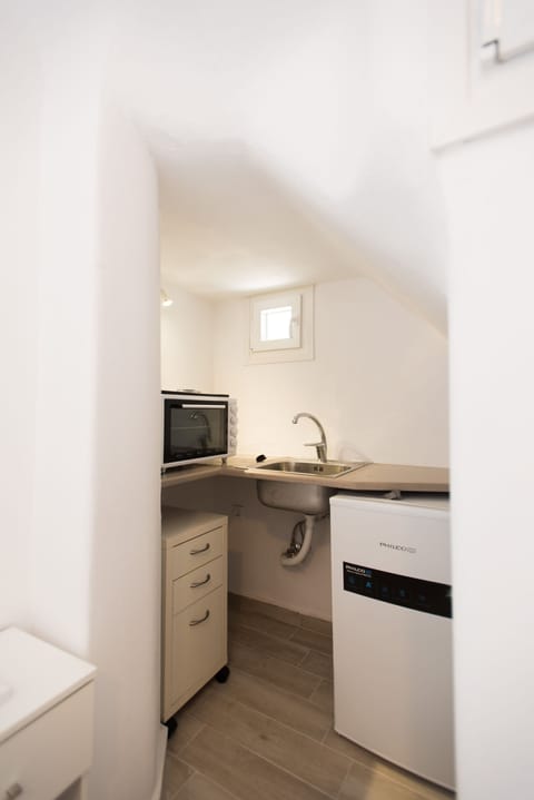 Apartment | Private kitchenette | Fridge, microwave, electric kettle