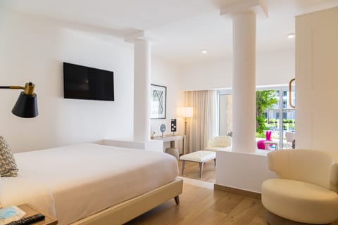 Family Club Junior Suite Swimout | 1 bedroom, free minibar, in-room safe, individually decorated