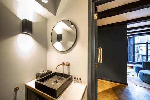 Signature Suite (Virginia Woolf) | Bathroom | Shower, hair dryer, towels, soap