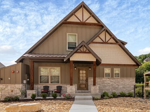Your beautiful home away from home in Branson! New retreat in Chateau Cove.