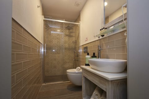 Junior Room | Bathroom | Shower, rainfall showerhead, designer toiletries, hair dryer