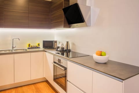 Private kitchen | Fridge, microwave, oven, stovetop