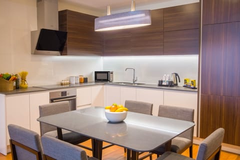 Private kitchen | Fridge, microwave, oven, stovetop