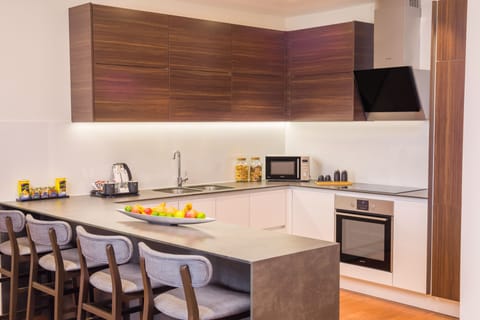 Private kitchen | Fridge, microwave, oven, stovetop