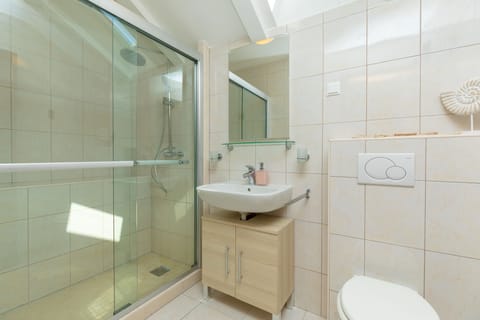 Grand Apartment, Hot Tub, Sea View (3 Bedrooms) | Bathroom | Hair dryer, towels