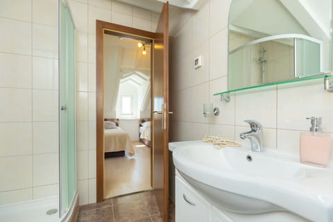 Grand Apartment, Hot Tub, Sea View (3 Bedrooms) | Bathroom | Hair dryer, towels