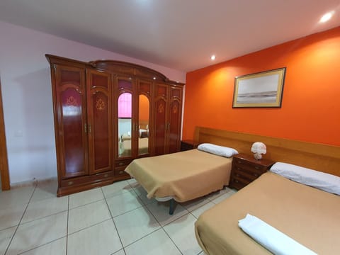 Dorama Private Room 3 wifi free shared toilet(DOS CAMAS DE 90x200 INDIVUDUALES)CON VISTA EXTRA GRAND | Free WiFi, bed sheets