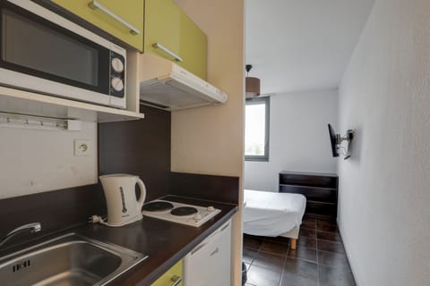 STANDARD STUDIO (SINGLE BED) | Private kitchen | Fridge, microwave, stovetop, cookware/dishes/utensils