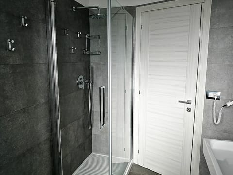 Deluxe Suite | Bathroom shower