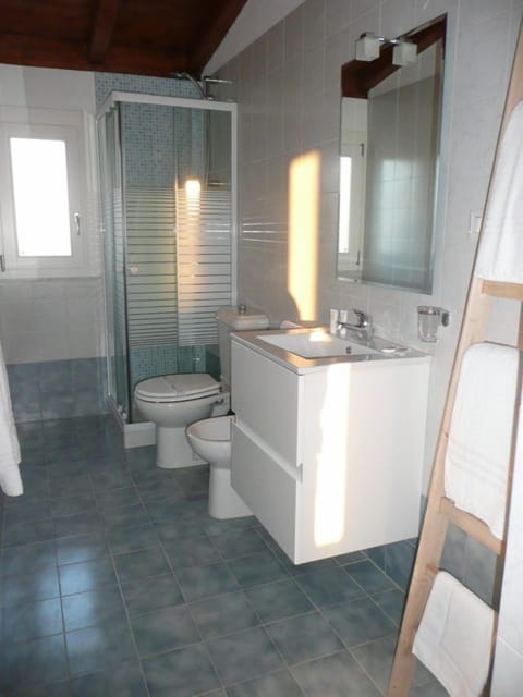 Apartment, 1 Bedroom | Bathroom | Shower, free toiletries, hair dryer, bidet