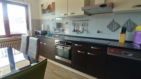 Apartment (Hochparterre) | Private kitchen | Full-size fridge, microwave, oven, stovetop