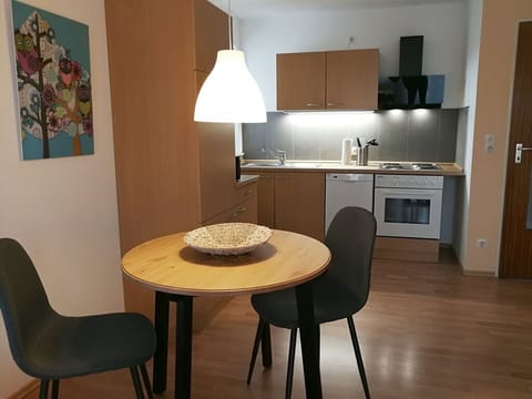 Apartment (kleines Dachgeschoss) | Private kitchen | Full-size fridge, microwave, oven, stovetop