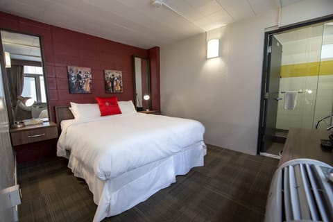 Room, 1 Queen Bed, Private Bathroom | Desk, free WiFi, bed sheets