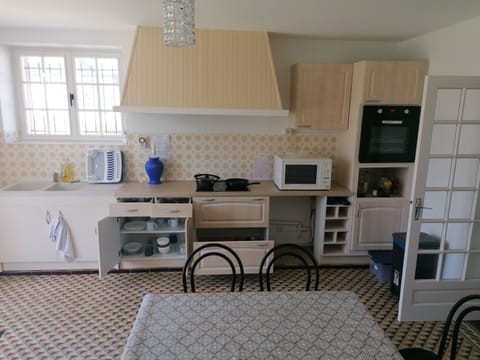 Caravan | Private kitchen | Fridge, microwave, stovetop, toaster